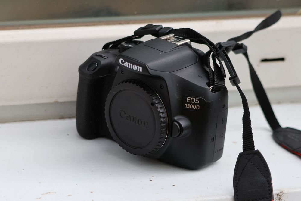Дзеркальний фотоапарат Canon EOS 1300D Body (тушка)