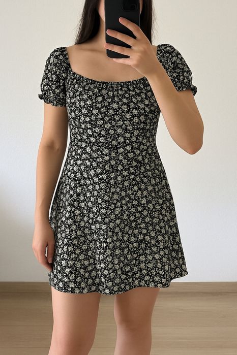 Letnia czarna sukienka w białe kwiatki z wiązaniem na plecach