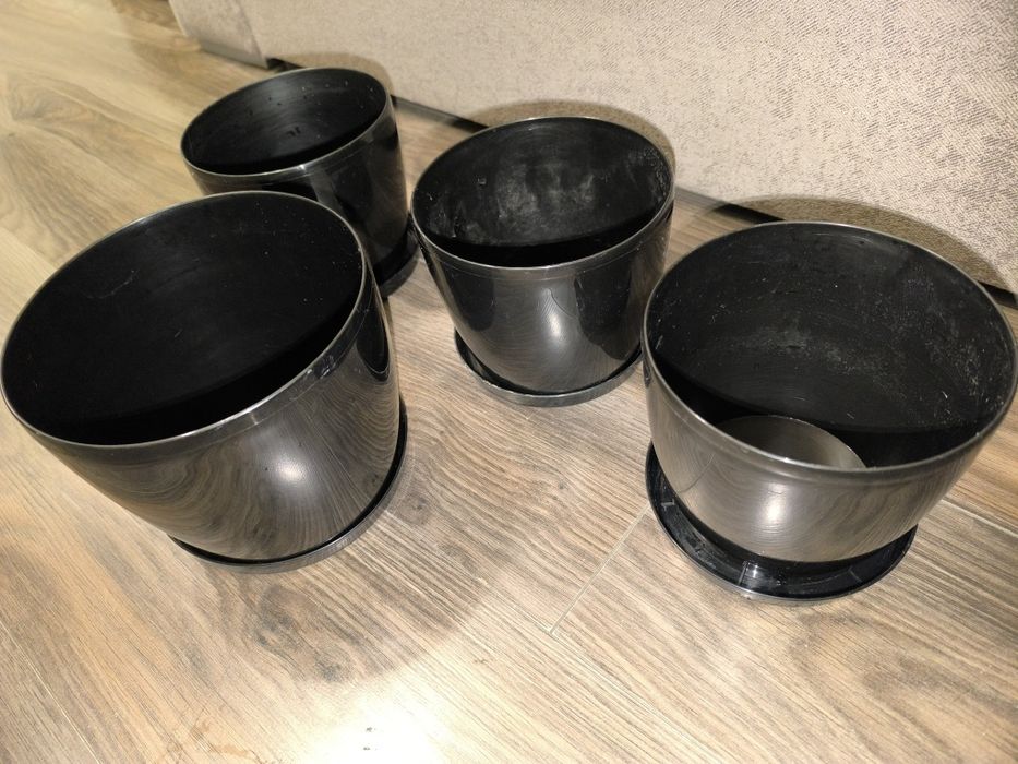 plastikowe czarne doniczki 4 sztuki