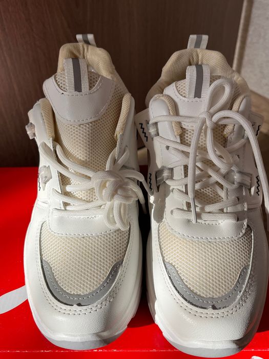 Продам нові жіночі кросівки