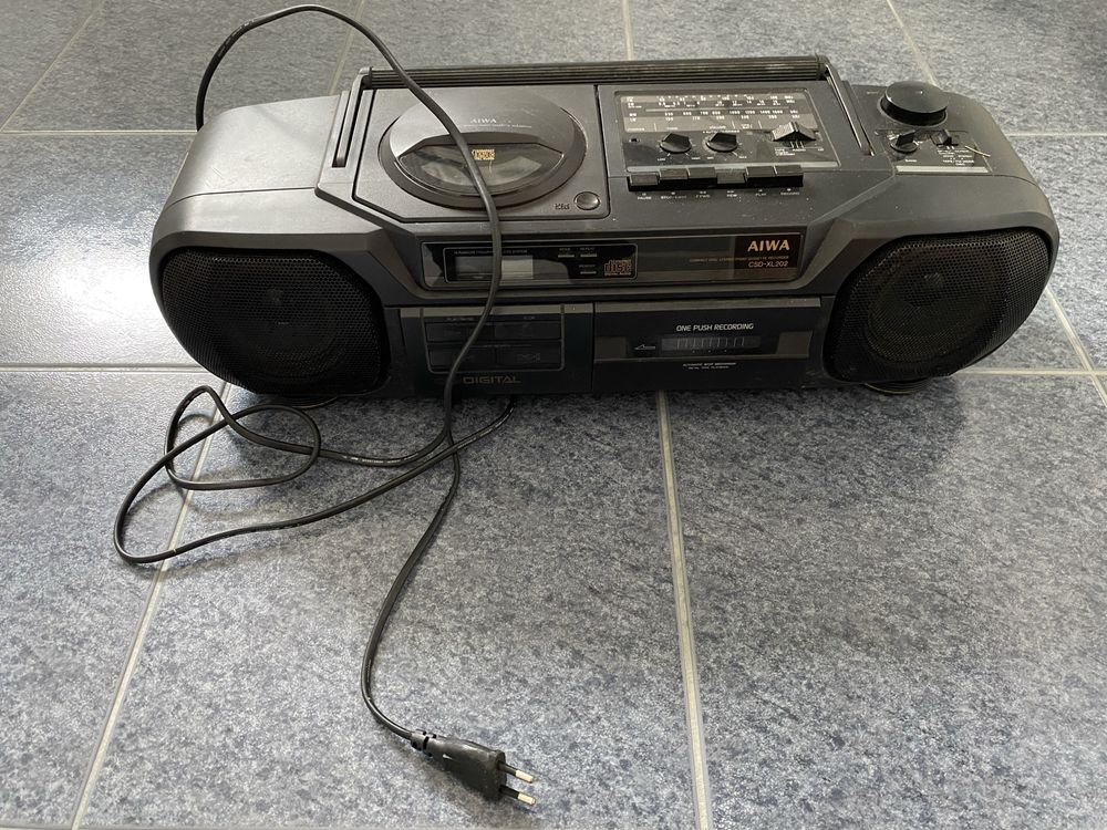 Radio antigo AIWA a funcionar
