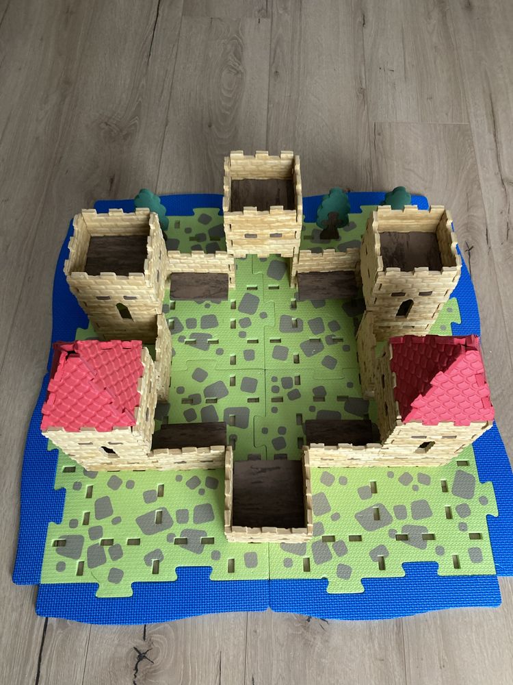 Zamek z puzzli 77x77x30