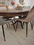 Mesa de jantar com pés metálicos