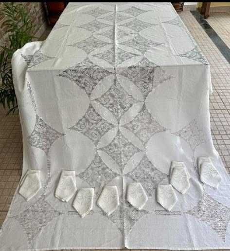 Toalha de Mesa em Puro Linho com Bordado Crivo – Luxo Artesanal