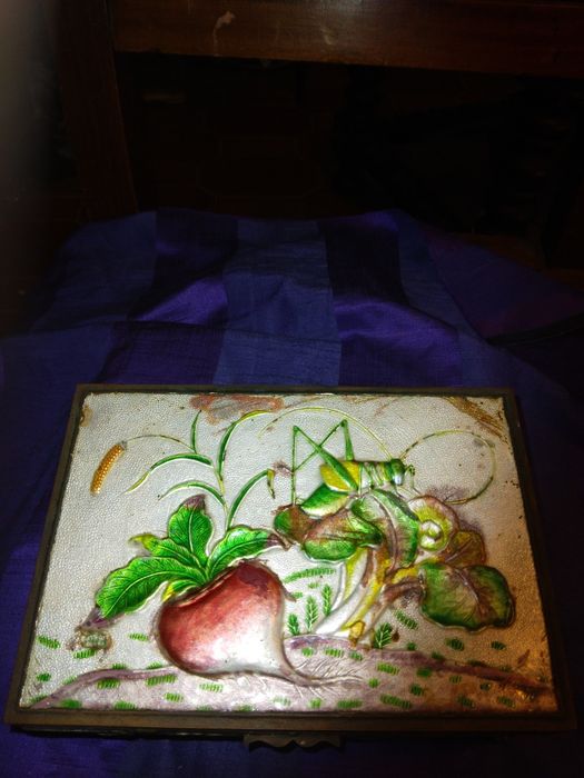 Caixa de musica antiga  mecanica   em esmalte assinada