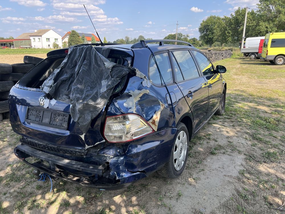 Golf 1,6 MPi 102 ps Automat, maly przebieg uszkodzony tyl