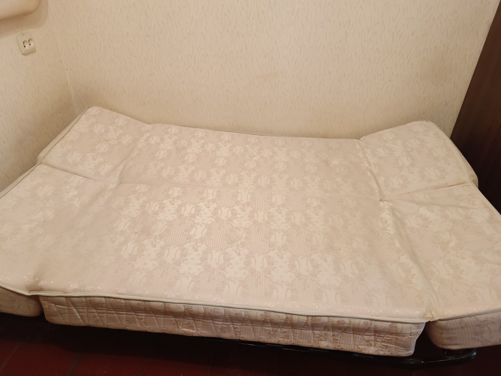 Диван-кровать удобный в хорошем состоянии