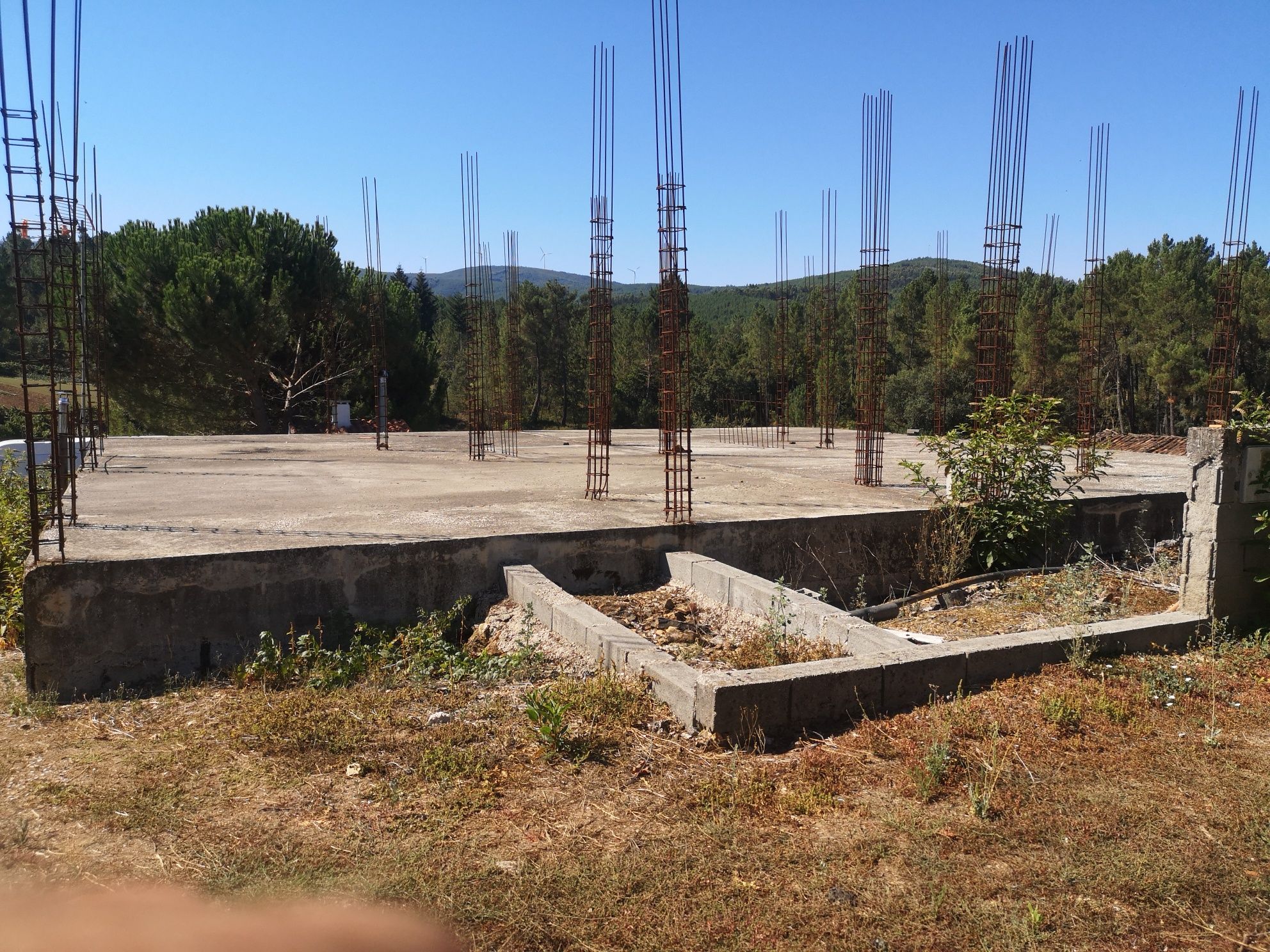 Terreno com projecto aprovado e obra iniciada em Oleiros.