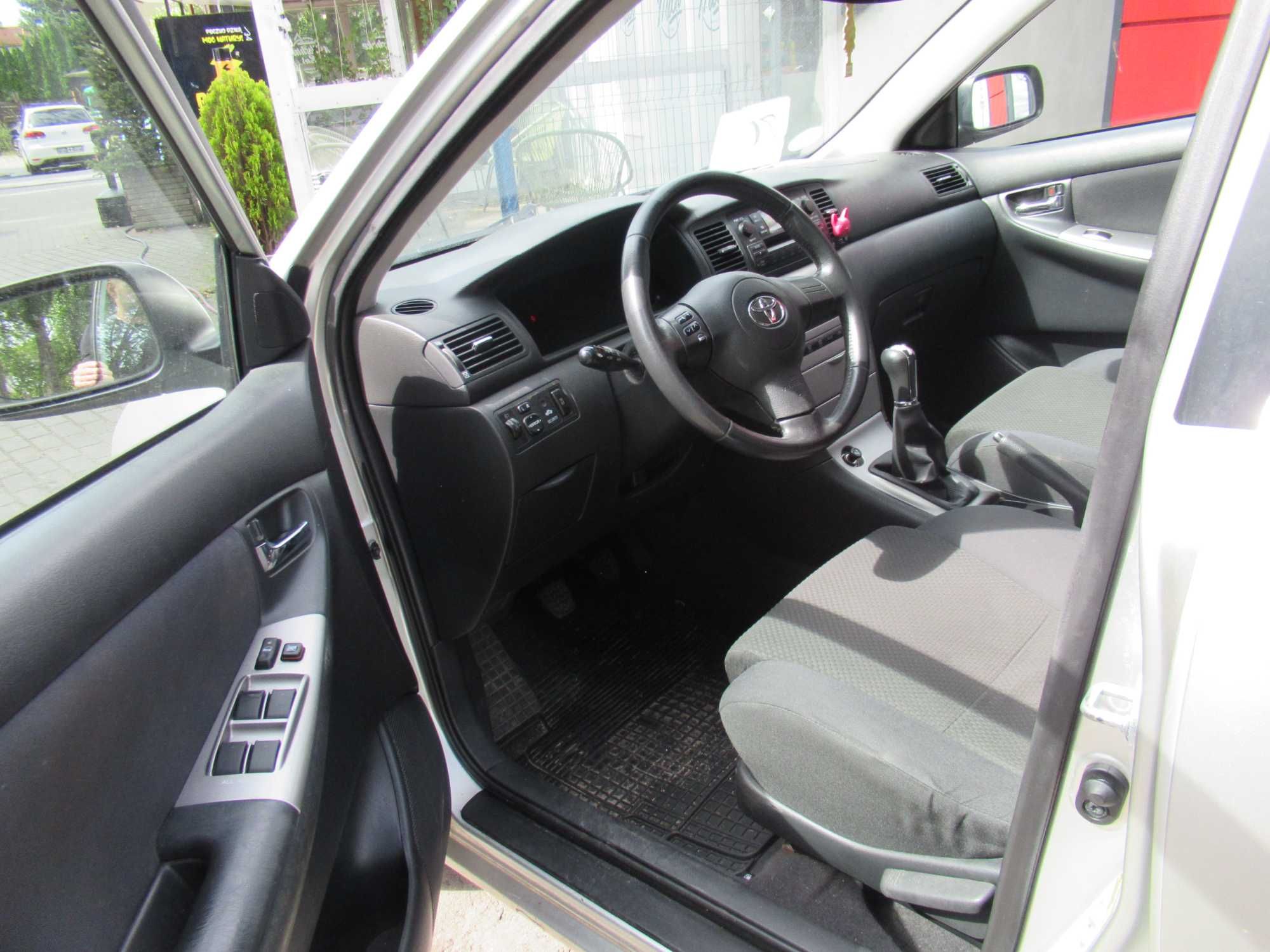 Toyota Corolla Kombi 1.4 D 90km srebrny 2005r Combi zarejestrowany