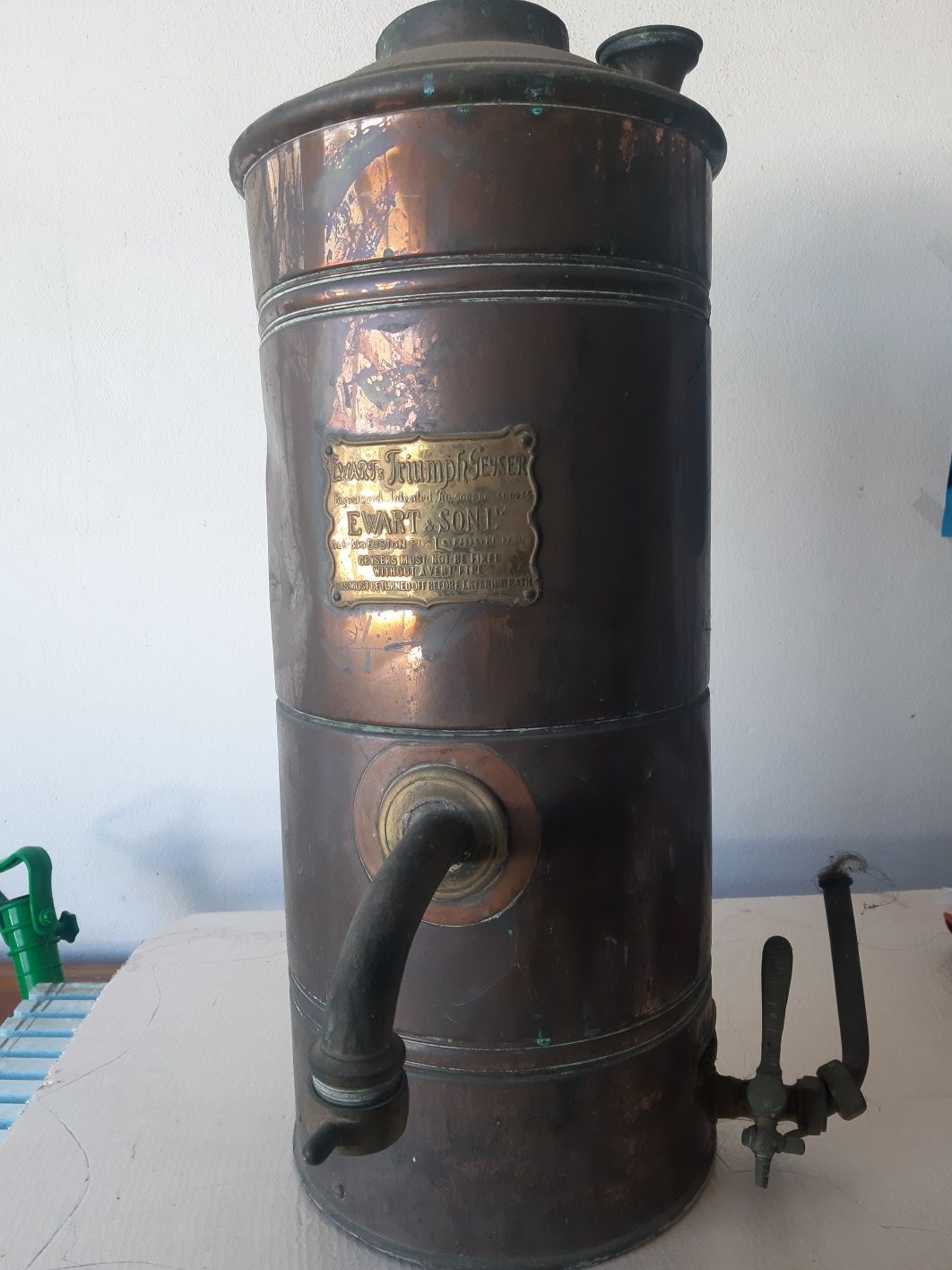 Antiga Caldeira "Geyser" de 1910 Ewart & Son com 65 cm de altura e 26