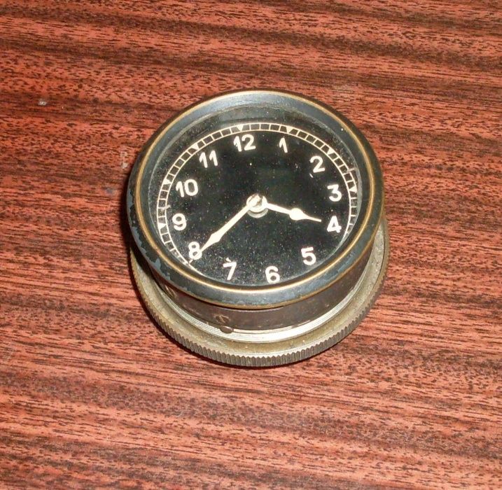 Ретро старинные механические автомобильные часы.Москвич