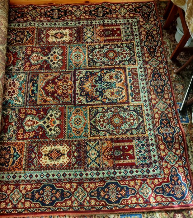 Dywan wełniany i 4 krzesła