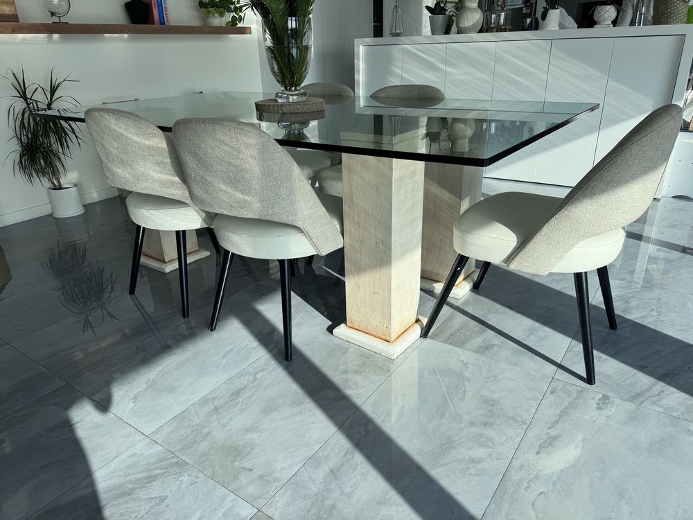 Mesa de jantar de vidro com pés em madeira
