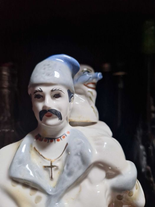 Garrafa antigade de porcelana, origem ucraniana