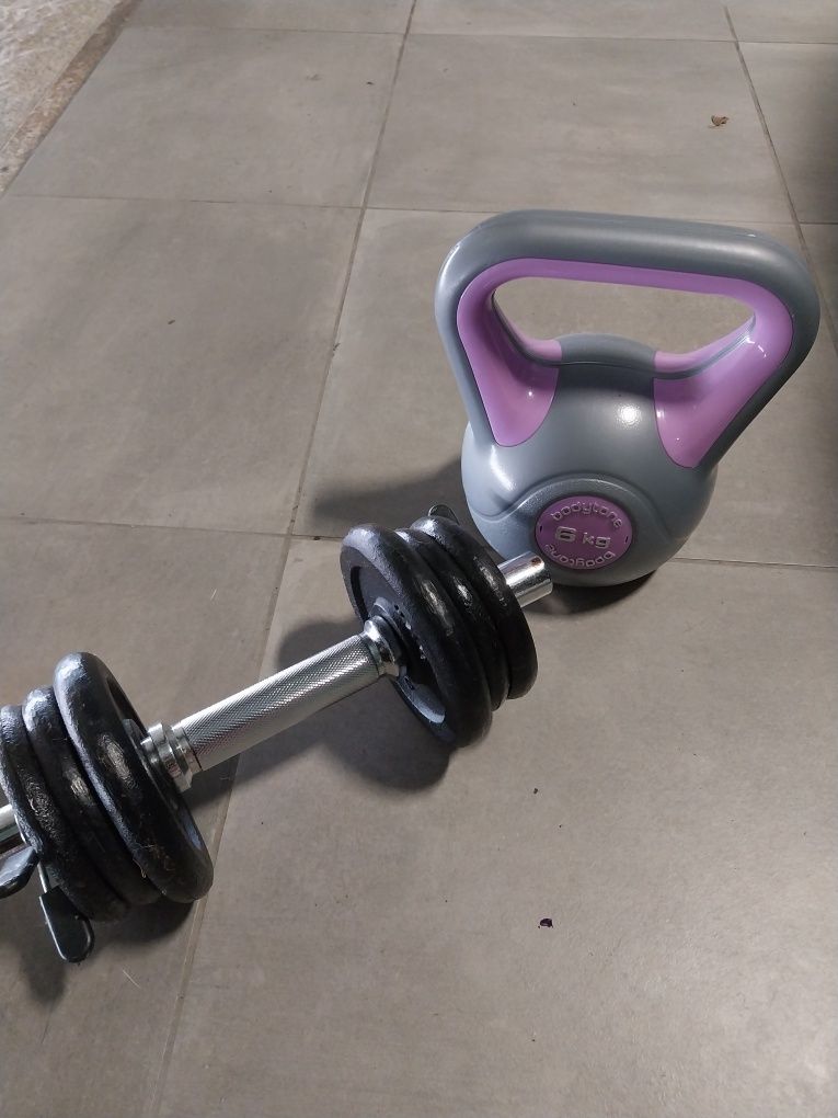 Halter se 10kg e kettlebell de 6kg