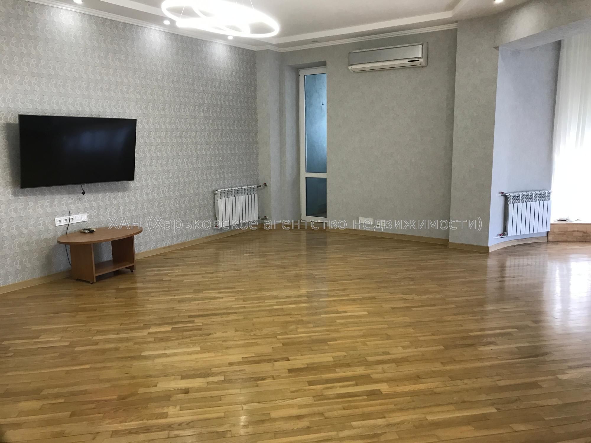 Продам 4к кв.у центрі міста 120тис.з послугами АН  М52