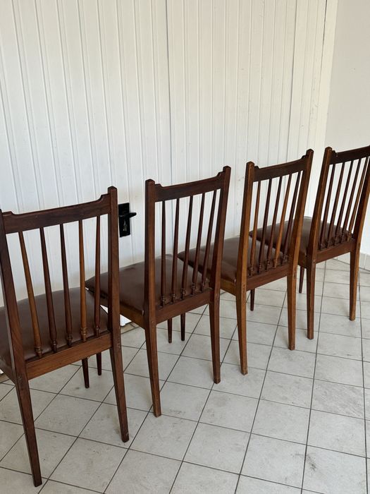 Conjunto de 4 cadeiras em madeira mogno com assento em couro castanho