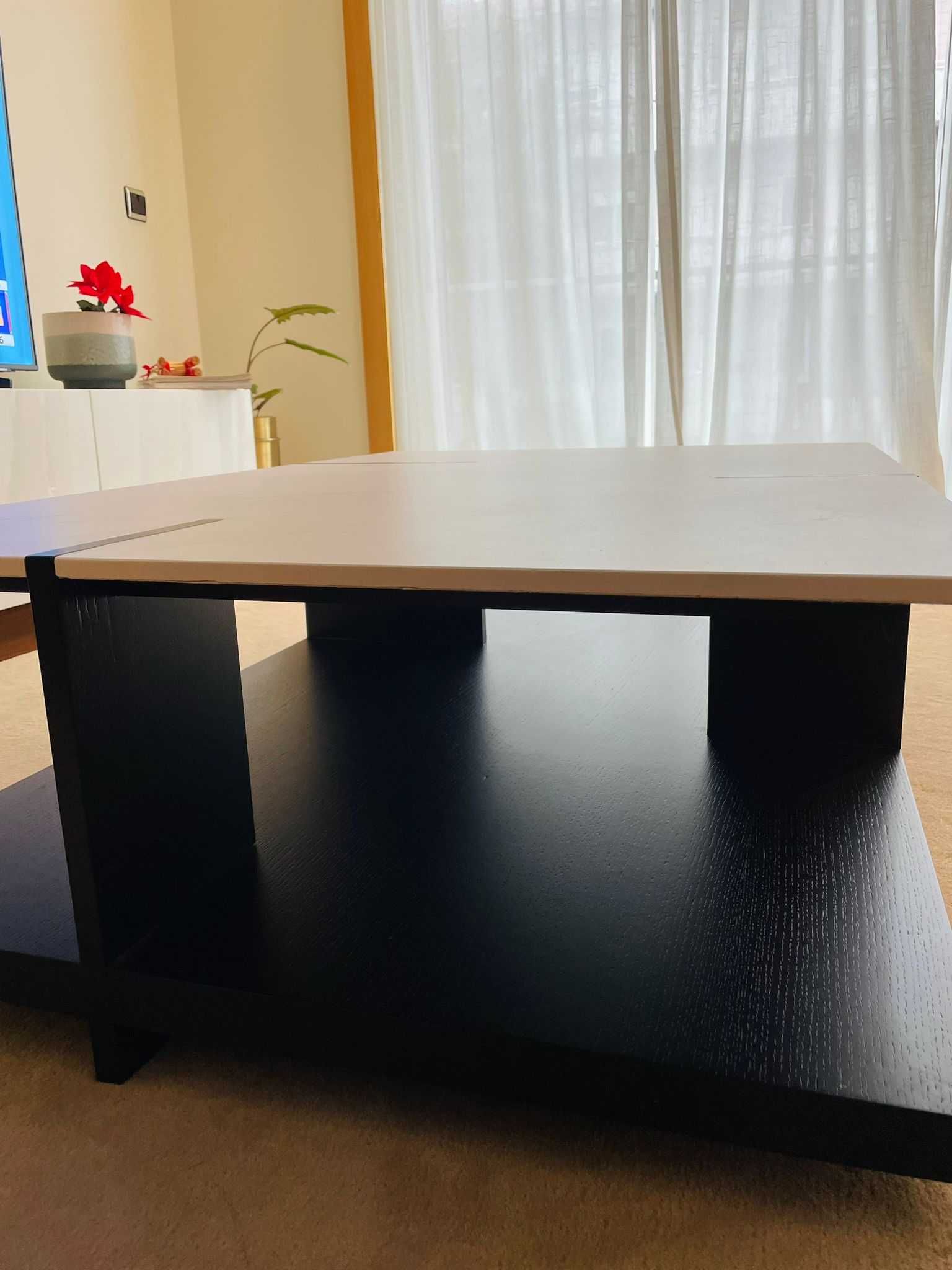 Mesa de centro folheado a carvalho escuro com tampo em dekton (Nova)