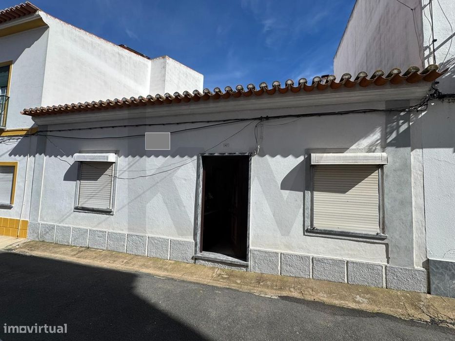 Moradia T4 típica Alentejana em banda, com garagem 2 lugares, e aparta