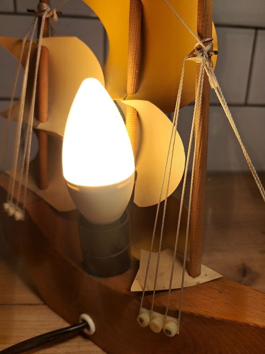 Stara lampka w kształcie żaglowca 57