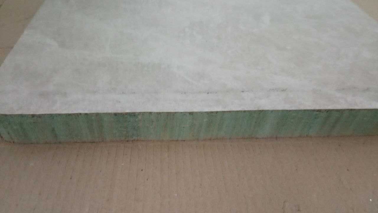 Залишки стільниці 45х45 см та 40,5x48 см; товщина 38 мм