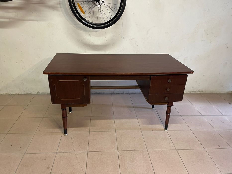 Продам румынский письменный стол.