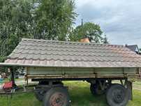 Metalowy daszek z konstrukcją