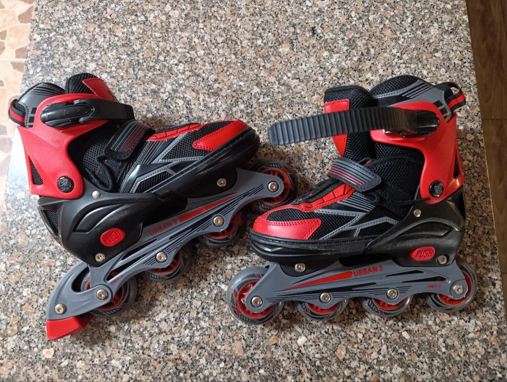 Dois pares patins em linha