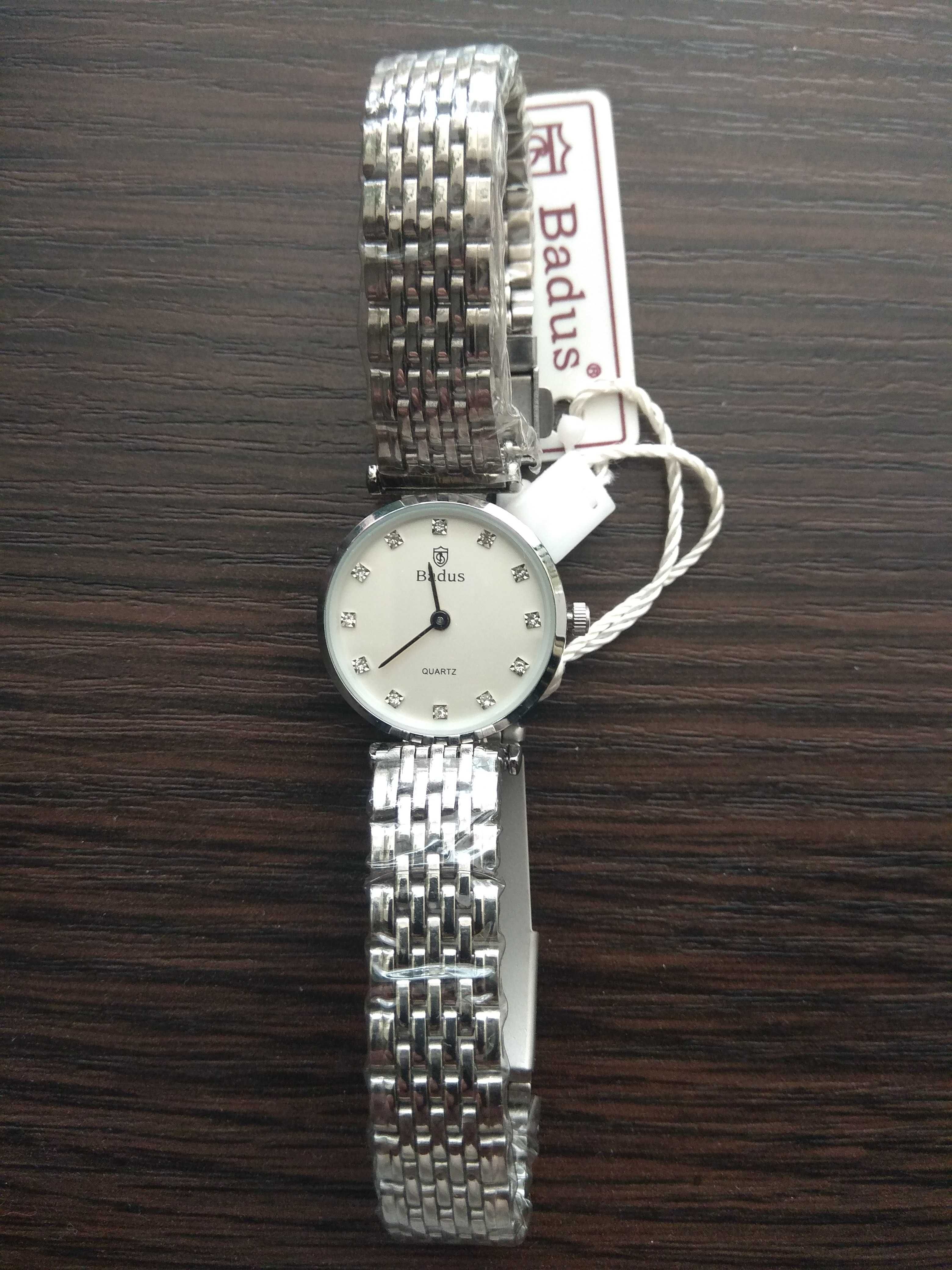 новые стильные качественные кварцевые женские часы с метал ремешком
