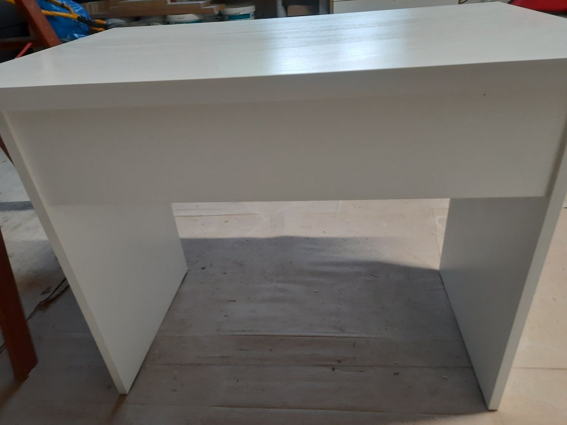 Białe biurko, struktura drewna, stan idealny