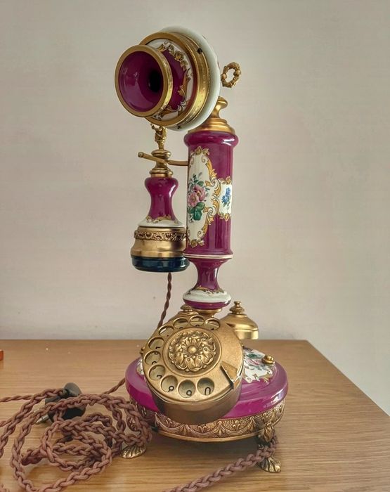 Peça luxuosa. Telefone antigo