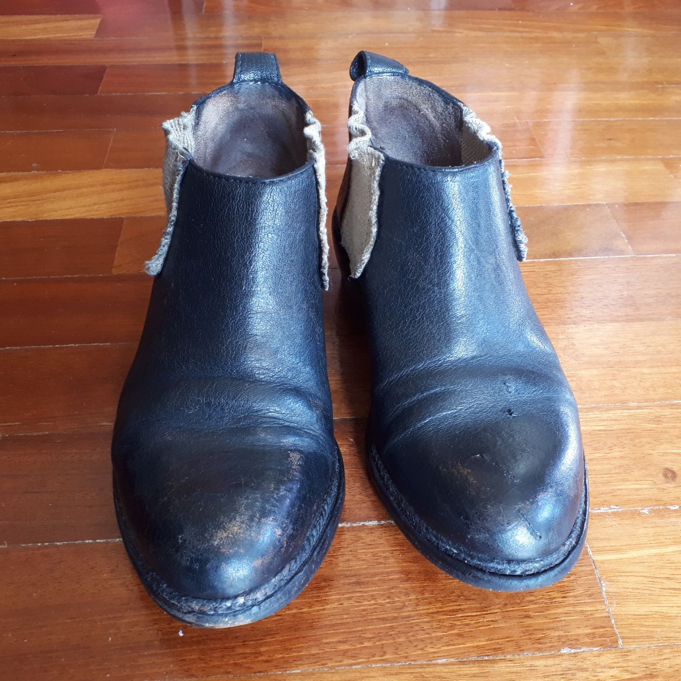 Botins em couro preto