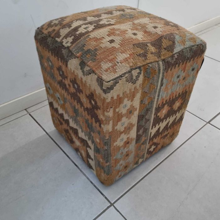 Pufs Diversos Kilim e Pele | Pousa pés