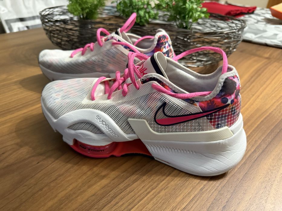 Sapatilhas Mulher Nike como novas ( venda por falata de uso )