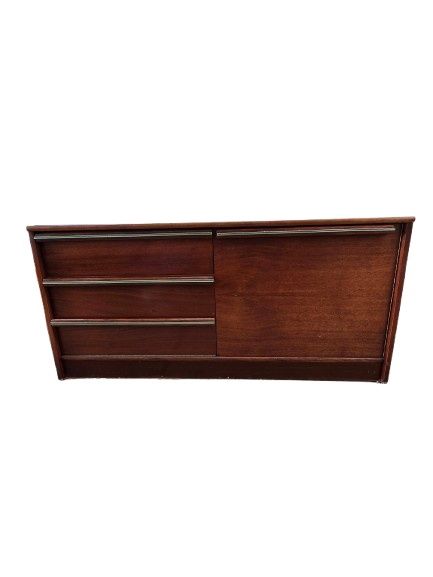 Cama de casal com estrado, com 2 mesas de cabeceira e 1 cómoda.