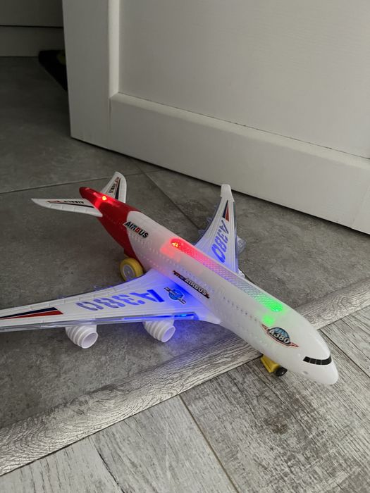 Великий літак самолет Airbus оригінал світлові ефекти їздить
