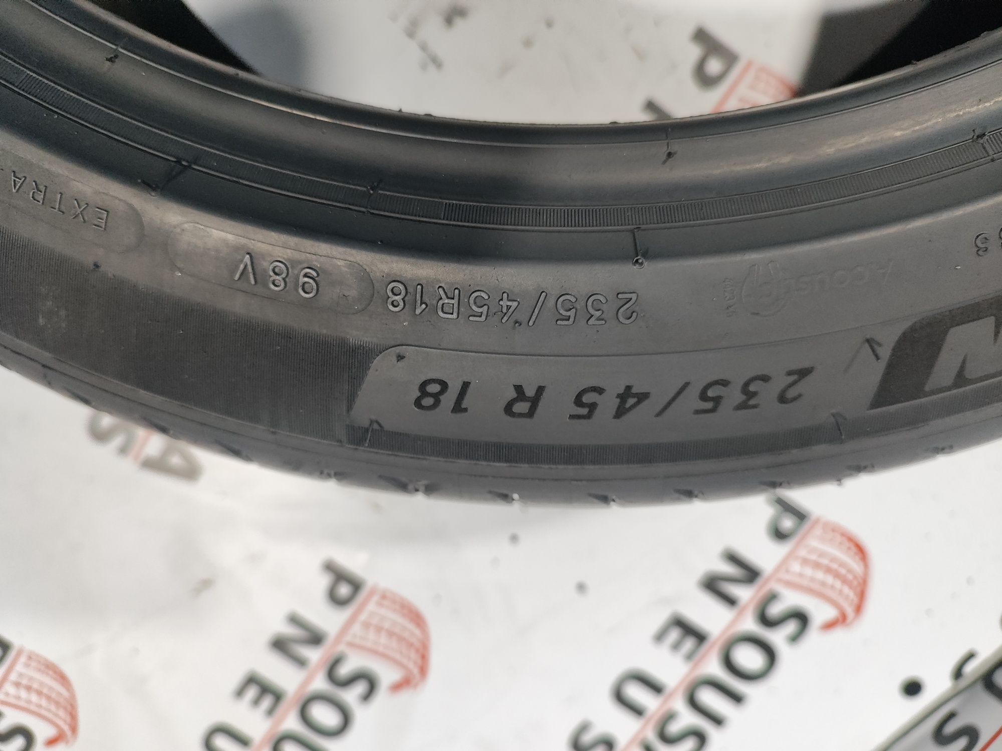2 pneus semi novos 235-45R18 Michelin - Oferta dos Portes