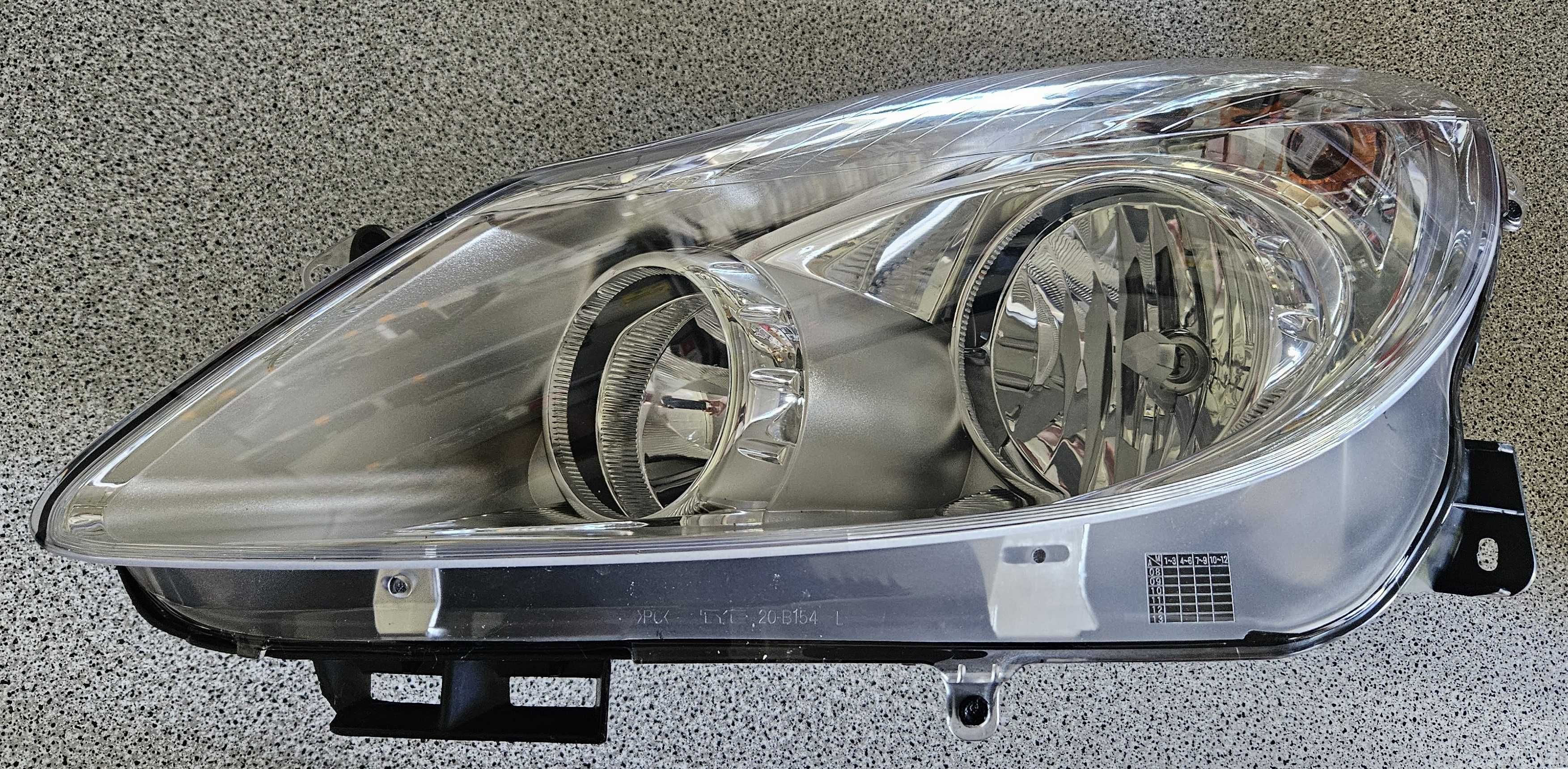 Komplet lamp reflektorów przód Opel Corsa D