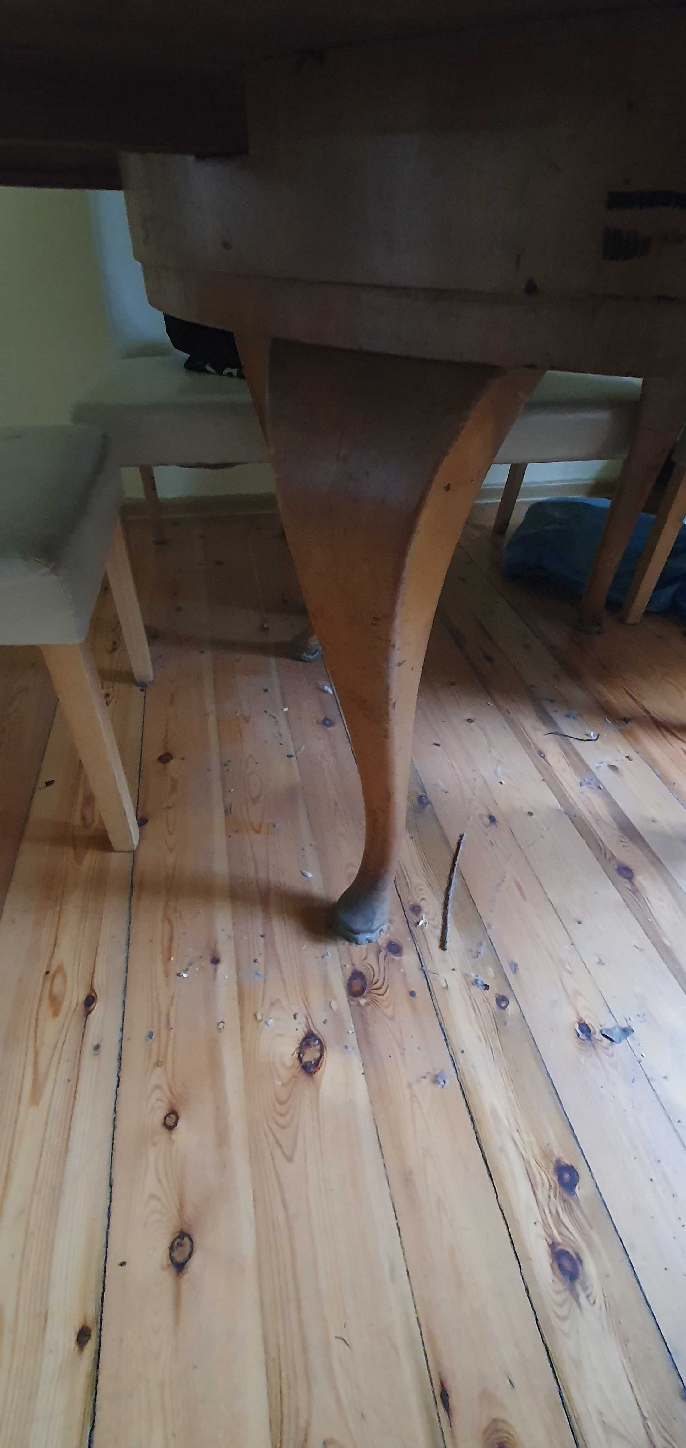 stół drewniany w starym stylu
