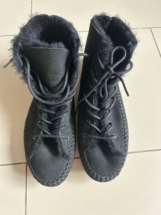 Жіночі замшові макасіни Lacoste.
