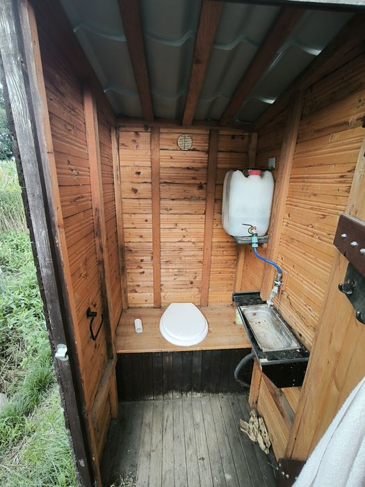 Wychodek, toaleta na działkę, toaleta na budowe