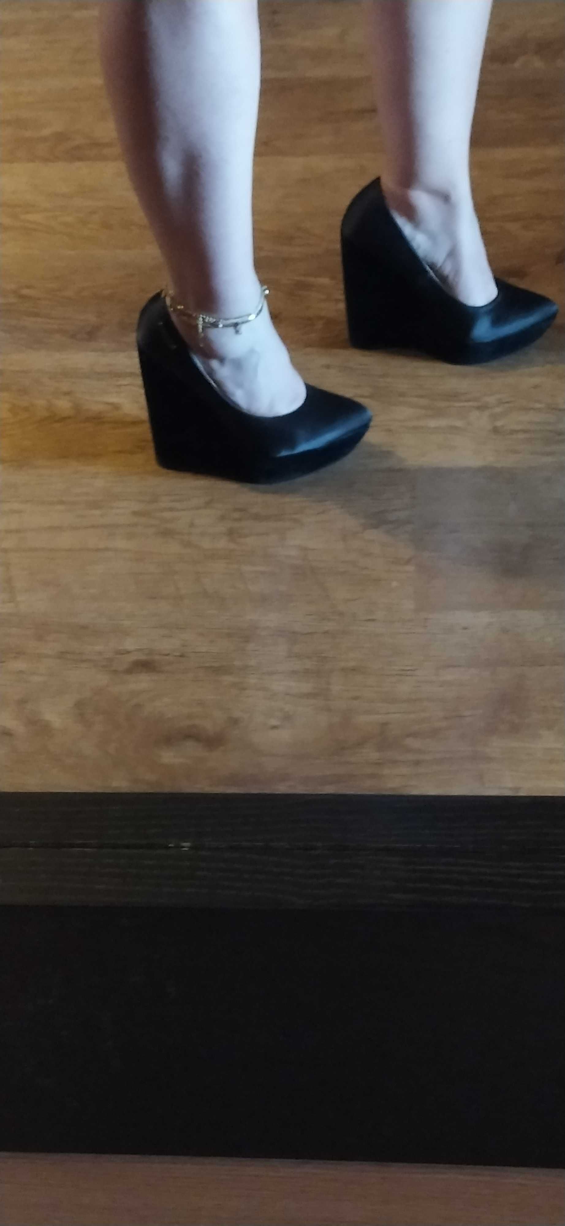 Ofereço envio Sapatos de Cunha pretos -