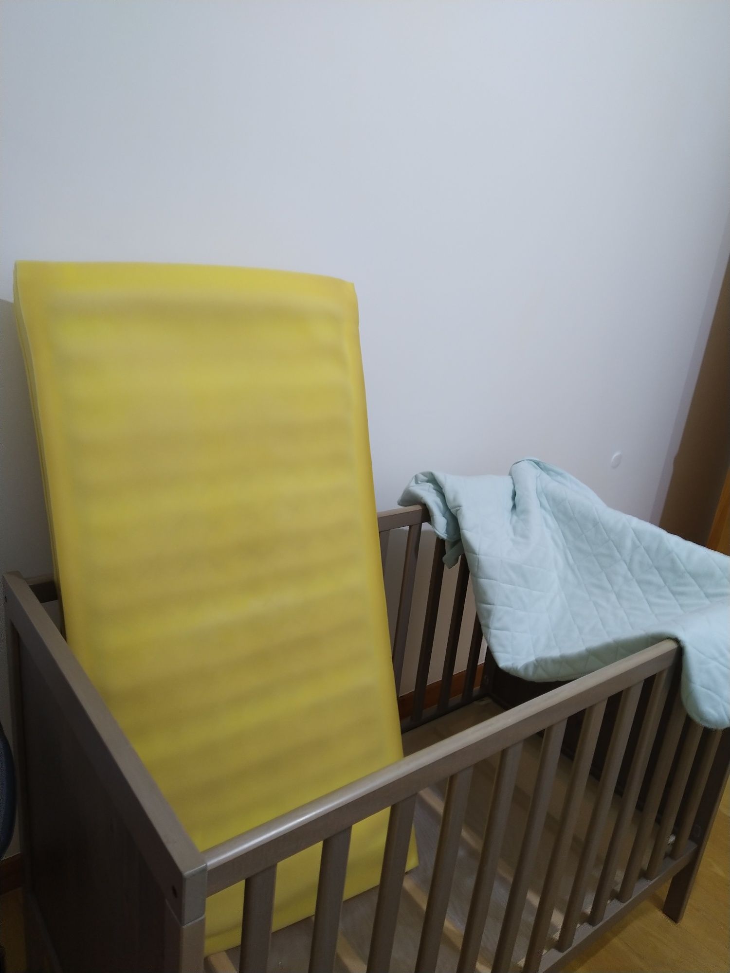 Cama para bebé com colchão