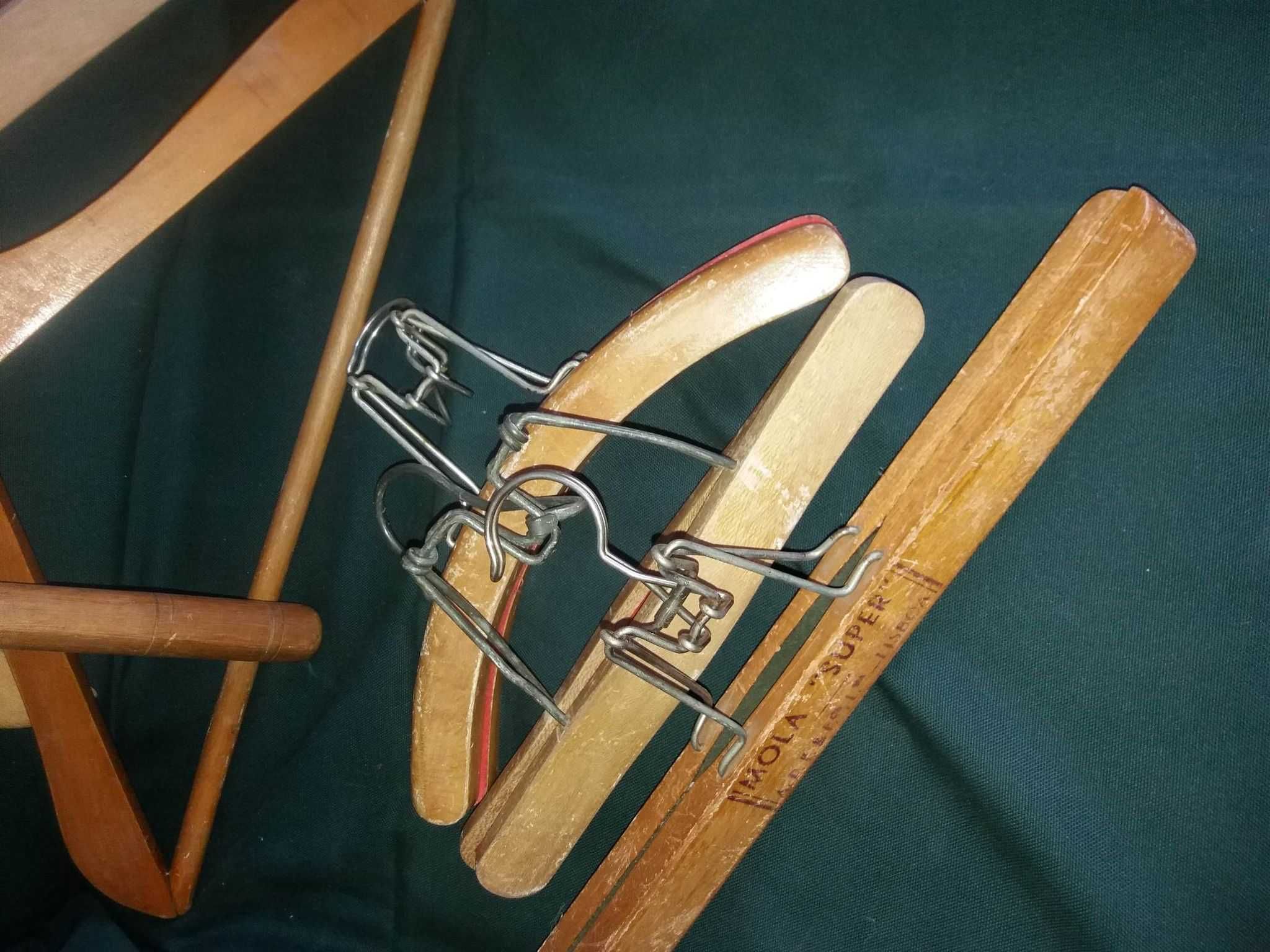 Conjunto de cabides de madeira vintage