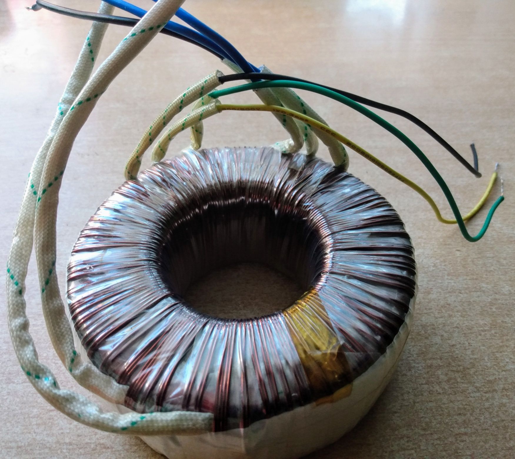 Transformator toroidalny 230V/100W-23V-0-23V/1,8A i5,6V-0-23V/0,8A.
