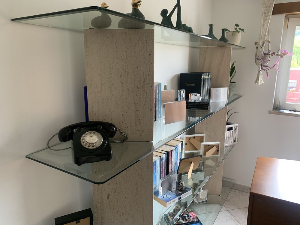 Estante de vidro e pedra