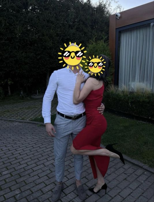 Piękna długa czerwona suknia na jedno ramię z rozcięciem na nogę