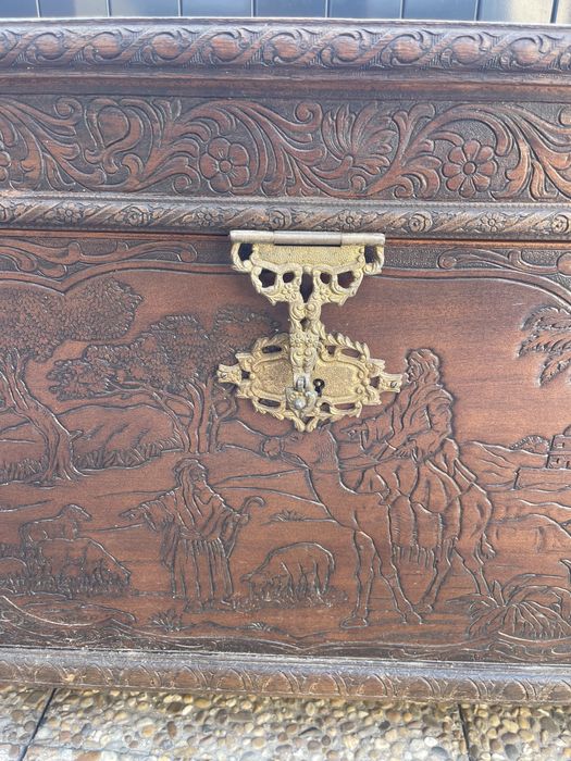 Linda Arca de Enxoval, usada mas em bom estado