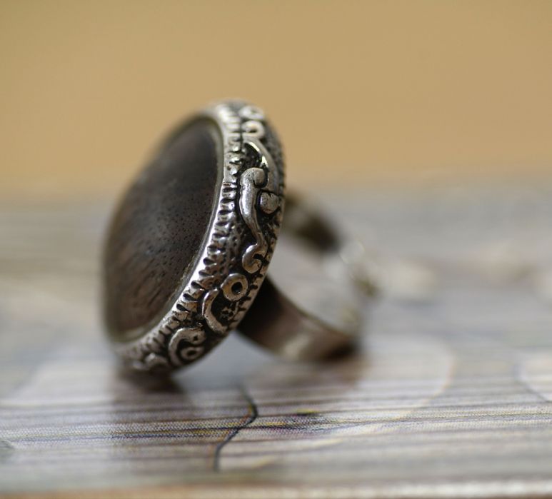 Вінтажне кільце з вставкою з дерева в стилі Бохо