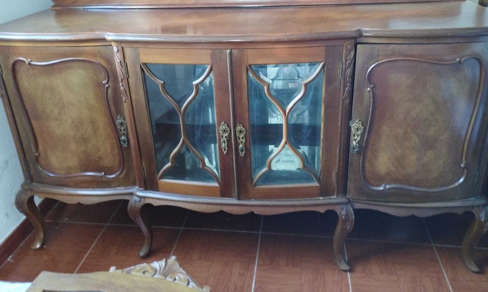 Mobília jantar 2 cristaleiras, 6 cadeiras, 2 cadeirões, mesa que abre